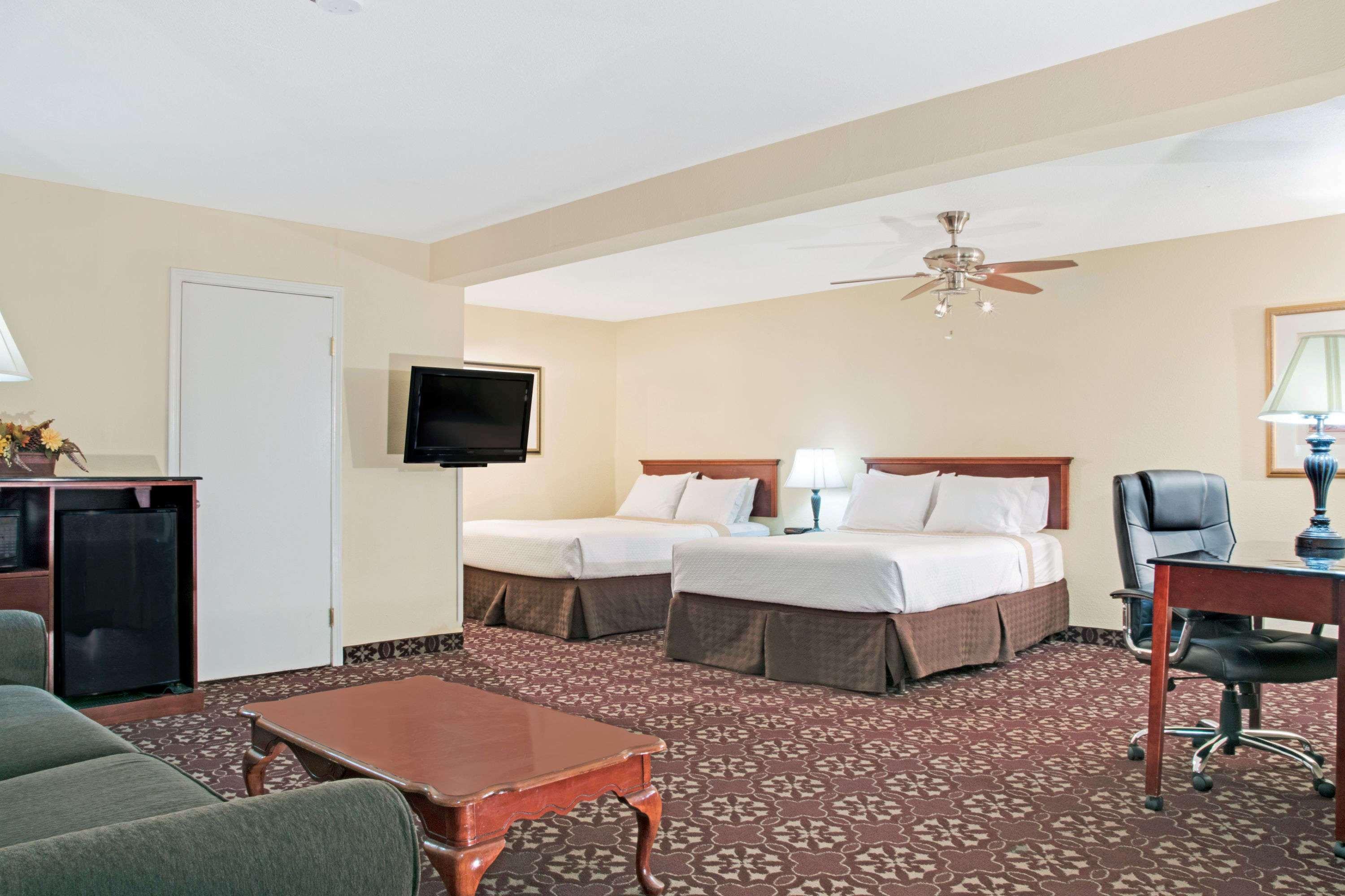 Days Inn By Wyndham Shenandoah The Woodlands Exterior photo
