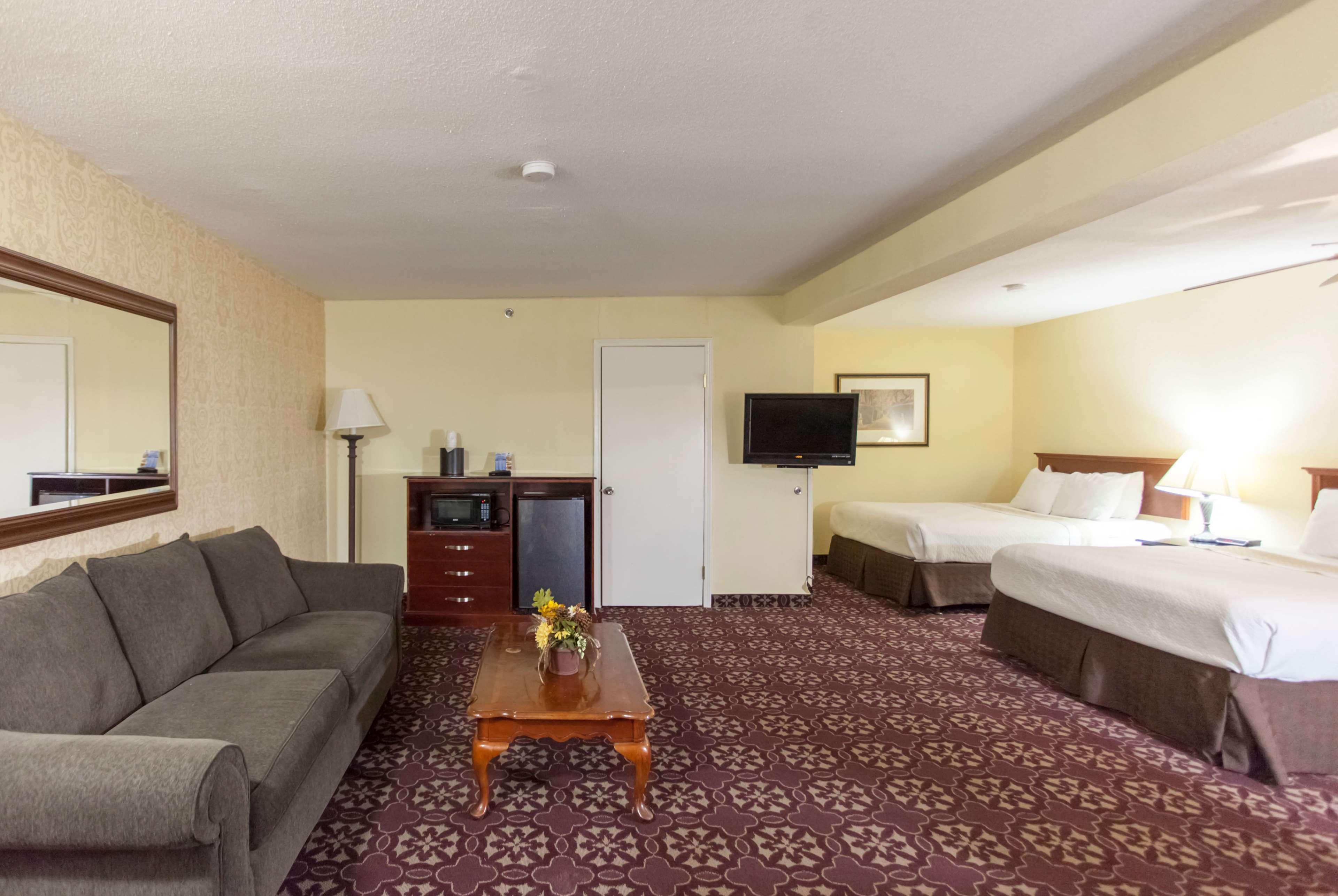 Days Inn By Wyndham Shenandoah The Woodlands Exterior photo