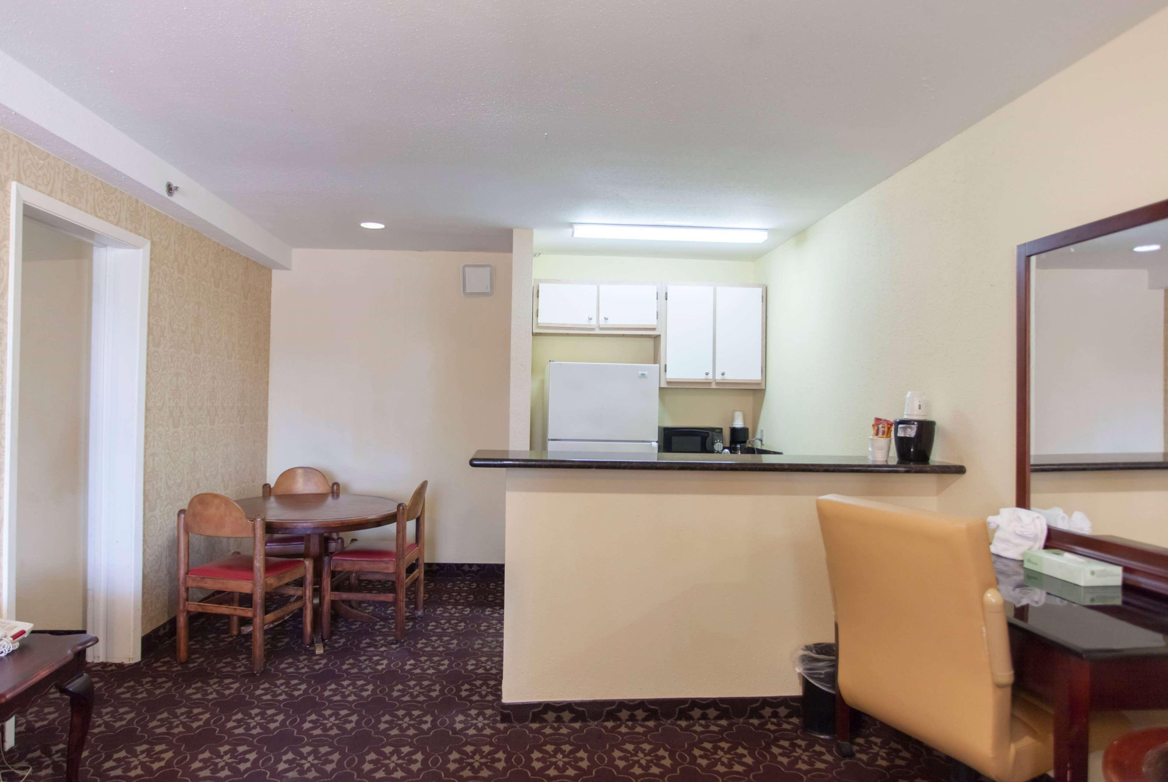 Days Inn By Wyndham Shenandoah The Woodlands Exterior photo