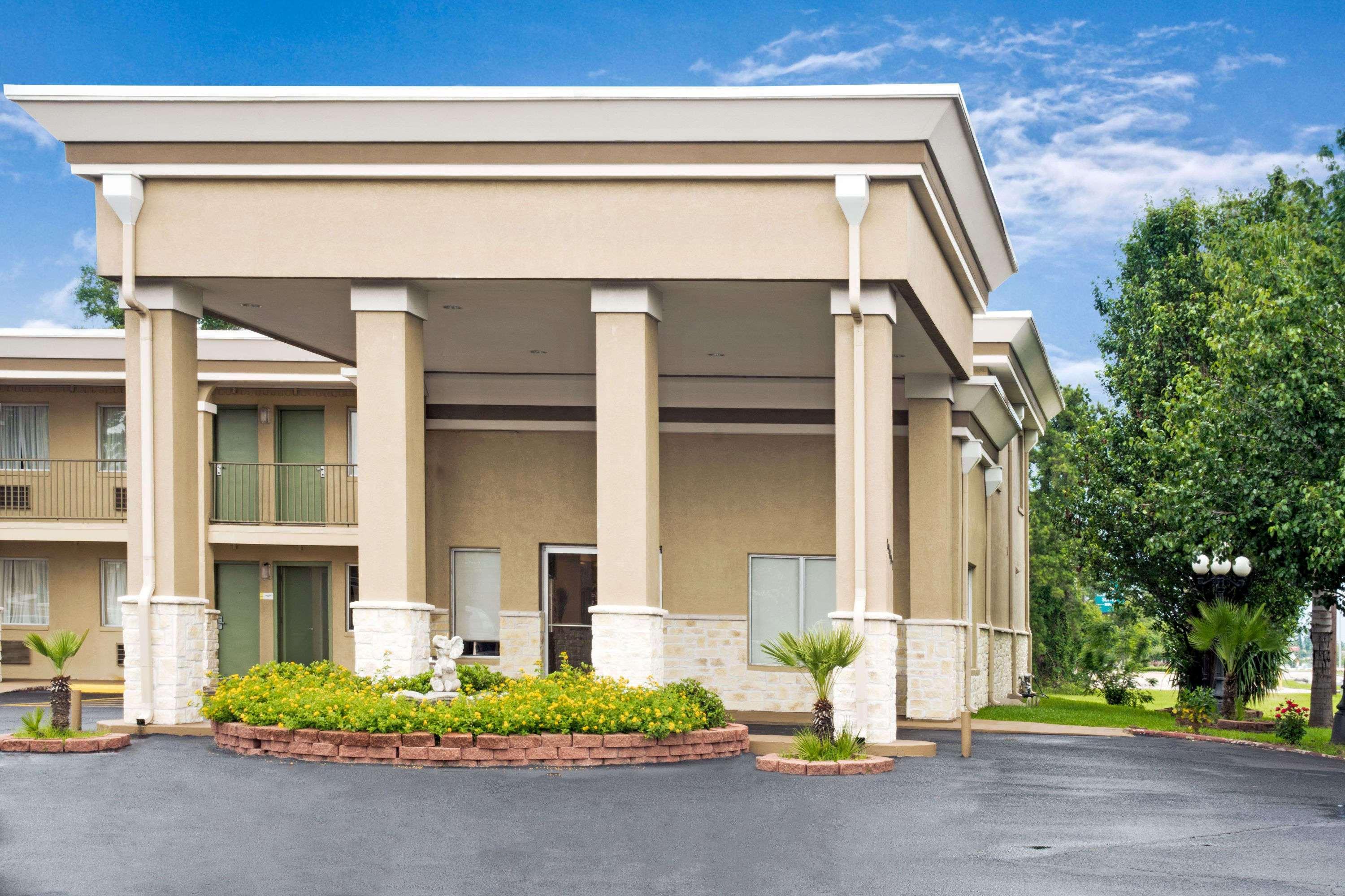 Days Inn By Wyndham Shenandoah The Woodlands Exterior photo